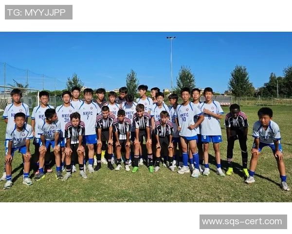 足球明星们齐聚一堂共同祝贺球队胜利的精彩瞬间与感人寄语 足球明星们齐聚一堂共同祝贺球队胜利的精彩瞬间与感人寄语