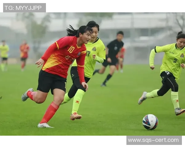 银色头发的足球明星女将展现独特魅力与风采引领时尚潮流 银色头发的足球明星女将展现独特魅力与风采引领时尚潮流